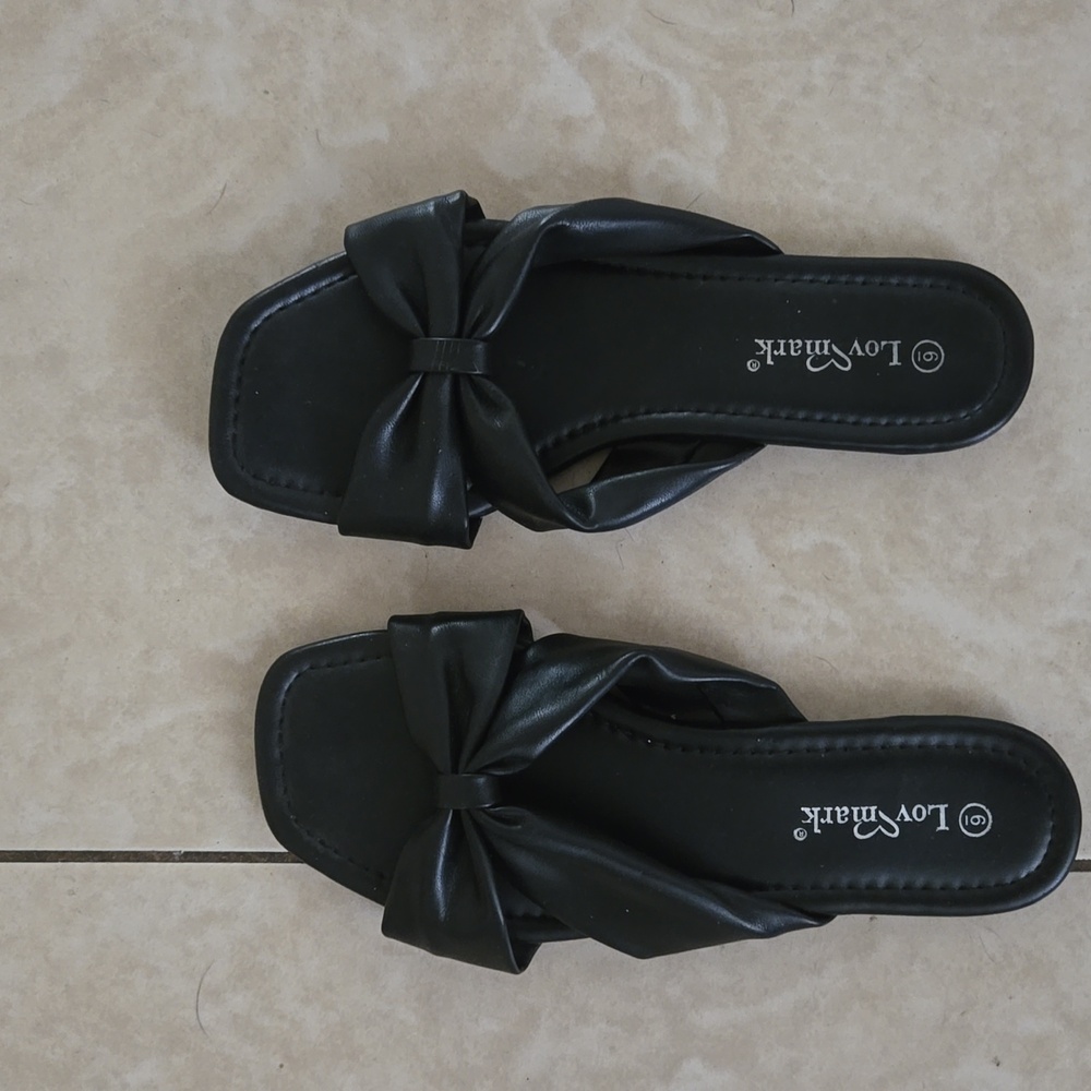 Black faux leather sandals sz 6